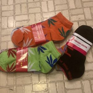 4 PACKS OF WOMENS SOCKS NWT SIZE 5-11